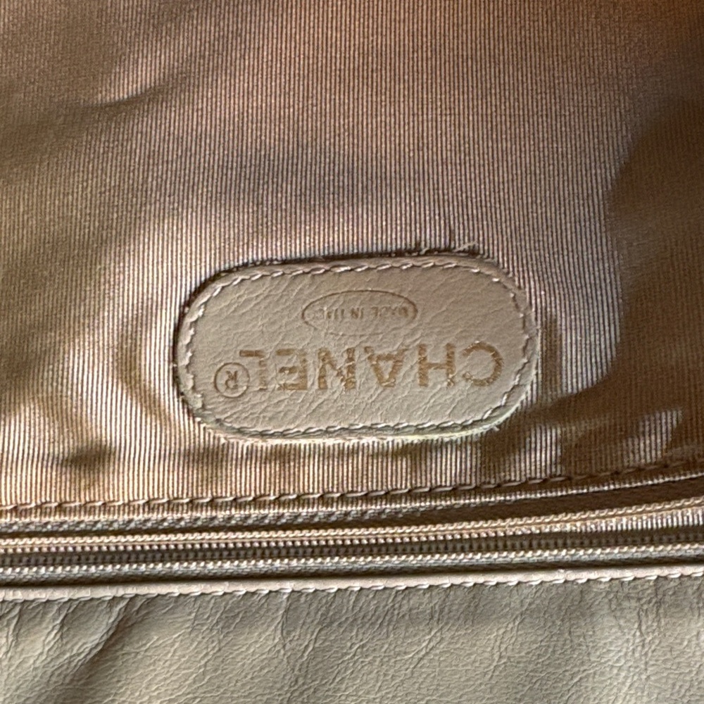 CHANEL Beige Tote with Wooden Handles - Picture 10 of 17